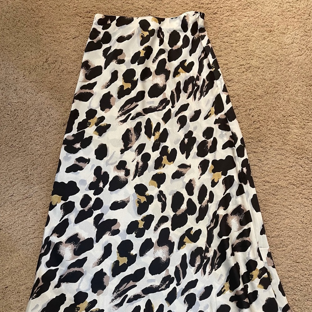 Midi satin skirt. Size 6